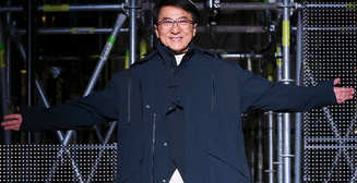 Без смешных дублей: Джеки Чан вышел на подиум в качестве модели