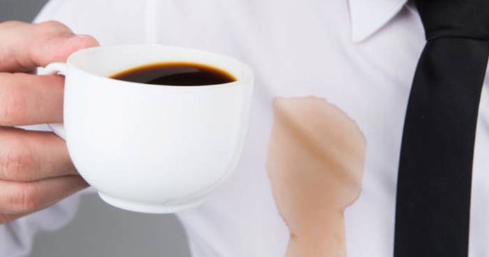 Народная мудрость: кофе, пролитый на белую рубашку — к стирке