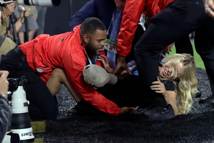 Лучшие фото Келли Кай — Instagram-модели, выбежавшей на поле во время Super Bowl 2020