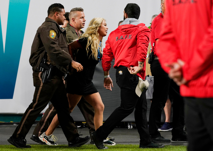 Келли Кай. Пыталась выбежать на поле во время финала Национальной футбольной лиги США