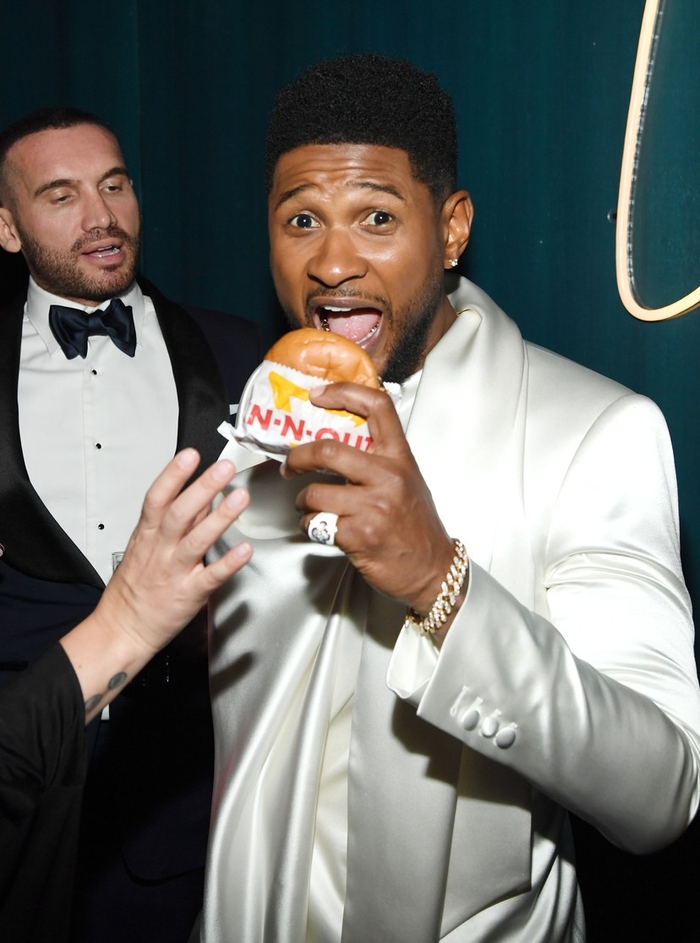 Usher с удовольствием ел бургер