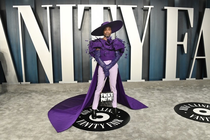 Билли Портер сменил образ феникса на фиолетовый костюм