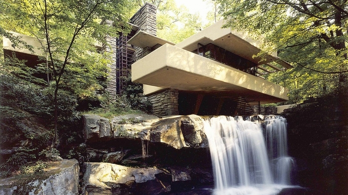 Дом над водопадом в США