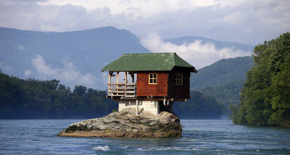 Дом-камень, дом-волна: 14 самых необычных построек в мире