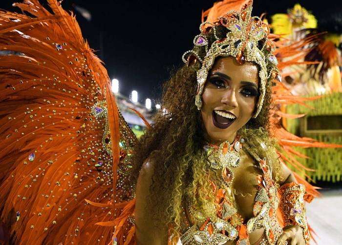 Красотки разных школ самбы соревнуются в откровенности костюмов на параде