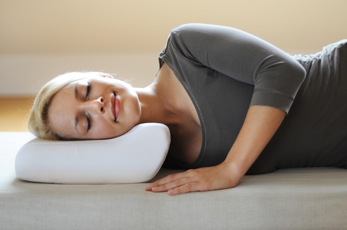 Ортопедическая подушка сделает ее отдых еще более приятным