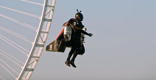 Реальный супергерой: смельчак с реактивным рюкзаком взлетел над Дубаем