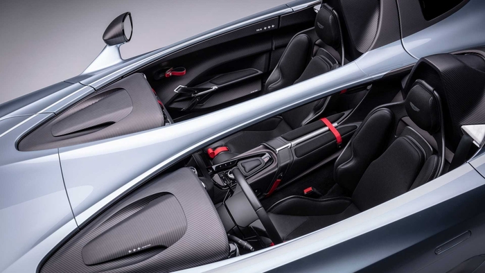 Aston Martin V12 Speedster. Создавался с оглядкой в сторону максимизации аэродинамических характеристик