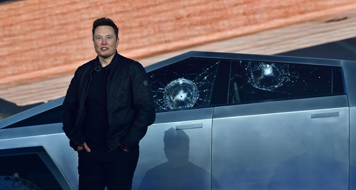 Жизнь до Tesla: 7 не-электрических автомобилей Илона Маска