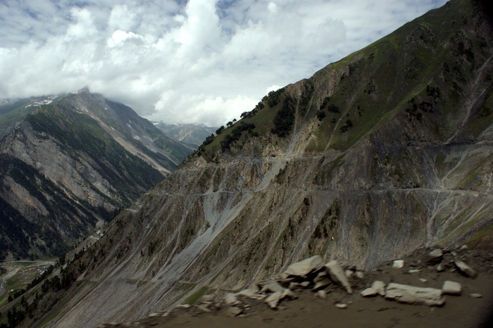Перевал Зоджи-Ла, Индия. Еежгодно закрывается из-за снегопадов