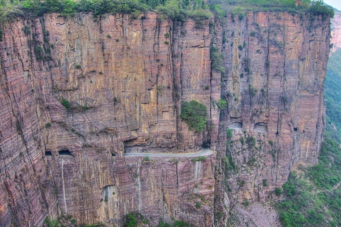 Туннель-дорога Гуолянь, Китай. Вручную вырезана в отвесной скале