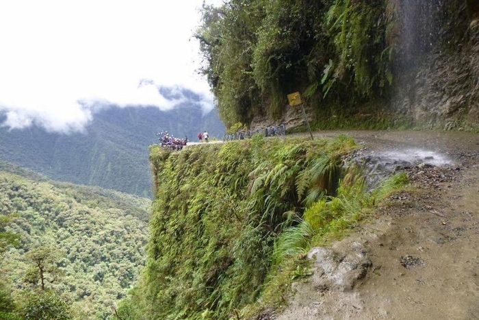 Дорога в Северном Юнгасе, Боливия. &quot;Дорога смерти&quot;: ежегодно уносит 300+ жизней