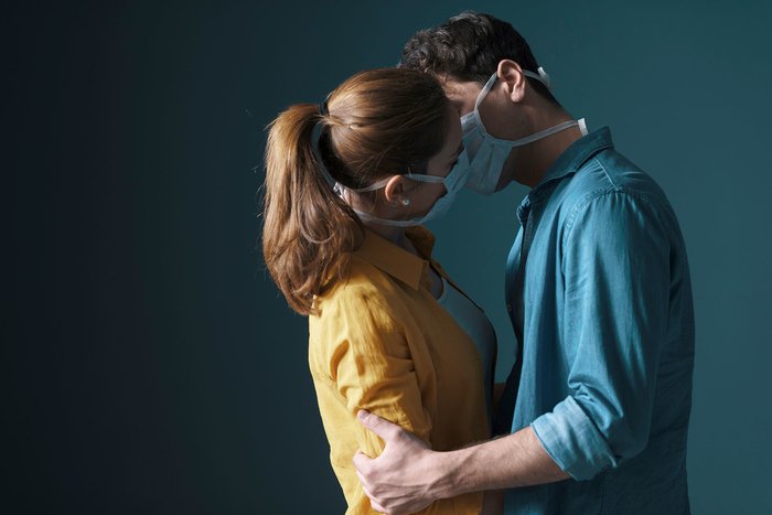 Секс во время коронавируса безопасен, если он без поцелуев