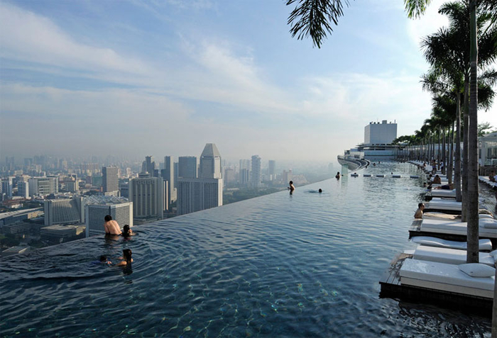 &quot;Бескрайний&quot; бассейн, часто смотровой площадки Маринабей Сэндз Скайпарк, Сингапур