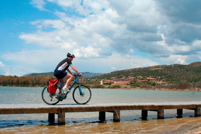 Сардиния — место, где можно объединить велосипедный тур с плаванием на яхте