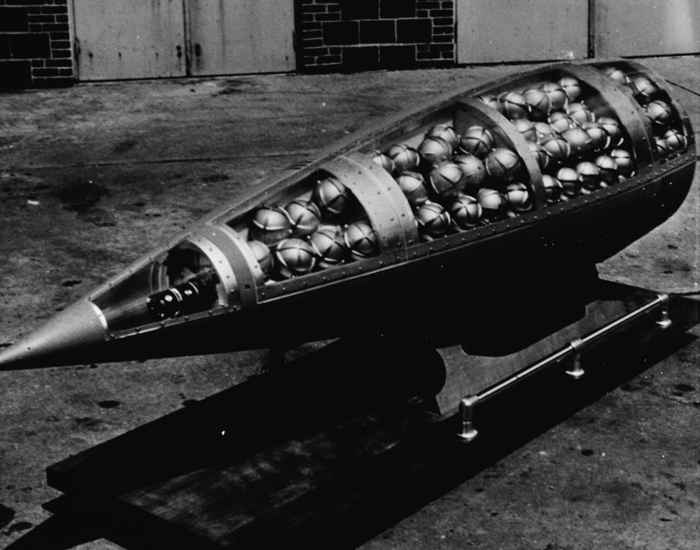 Кассетная бомба — снаряд, заполненный десятками и сотнями мелких мин или бомб