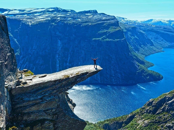 Язык Тролля в Норвегии. Расположен на высоте 700 метров над озером