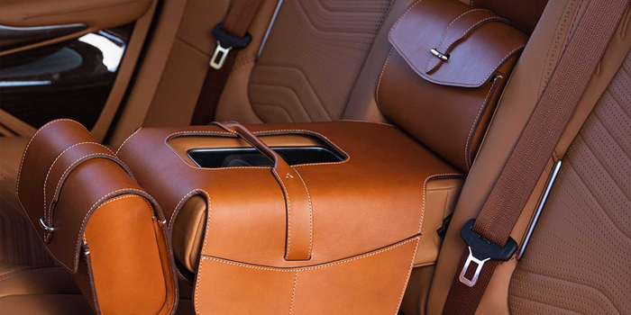 Внутри Aston Martin DBX — кожаный салон с седельными сумками и набором для багажа от Bridge of Weir