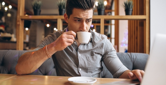 Много кофе, мало воды: 8 пищевых привычек, с которыми пора покончить