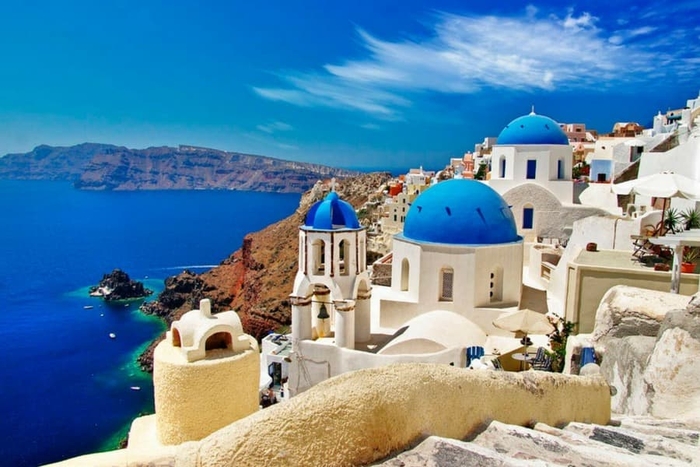 Остров Санторини, Греция. Готов очаровывать белоснежными строениями у синего моря
