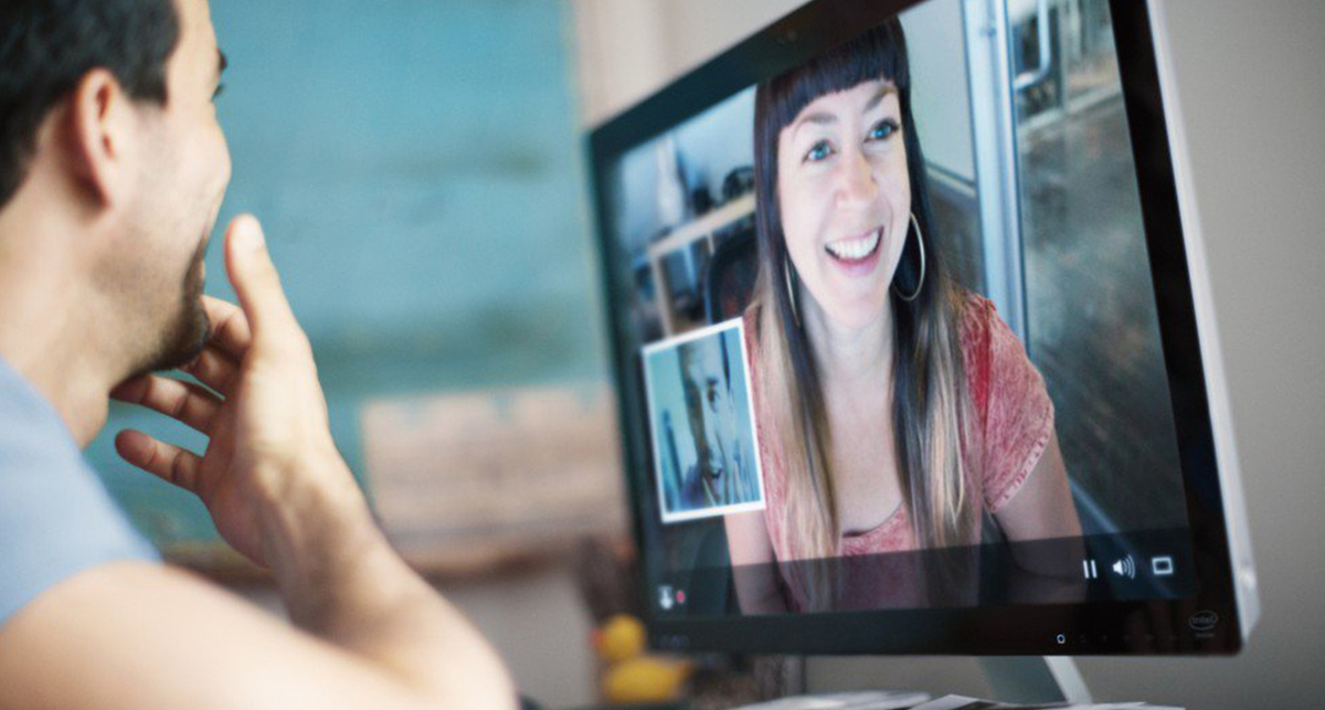 Как избежать неловкости: 7 простых правил общения с девушками в видеочате