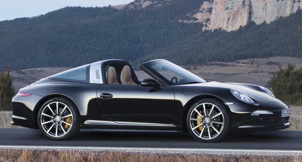 Дайте два: немцы представили сразу две новеньких Porsche 911 Targa