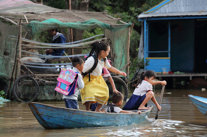 коротко о том, как в школу добираются дети из отдаленных уголков Азии