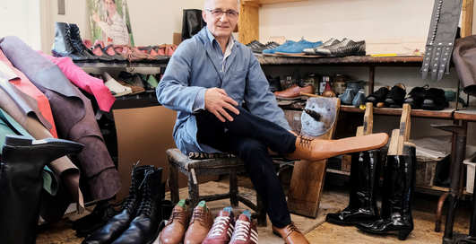 Коронавирусная обувь: румынский сапожник создал ботинки социальной дистанции