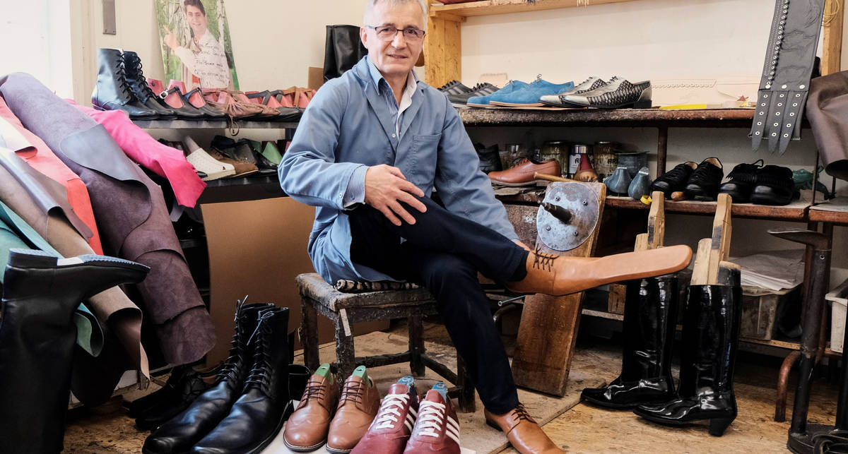 Коронавирусная обувь: румынский сапожник создал ботинки социальной дистанции