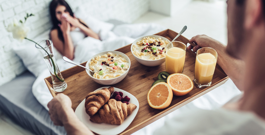 Как приготовить полезный завтрак для девушки: 5 мужских рецептов