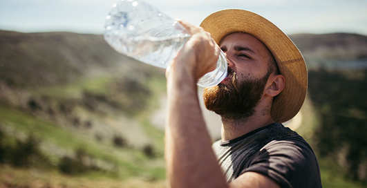 Живительная влага: как правильно пить воду летом