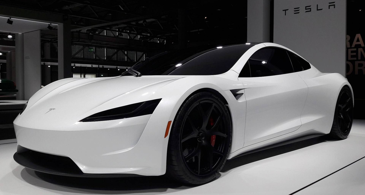 С 0 до 100 км/ч — за 1,1 сек: невероятный разгон Tesla Roadster в комплектации SpaceX