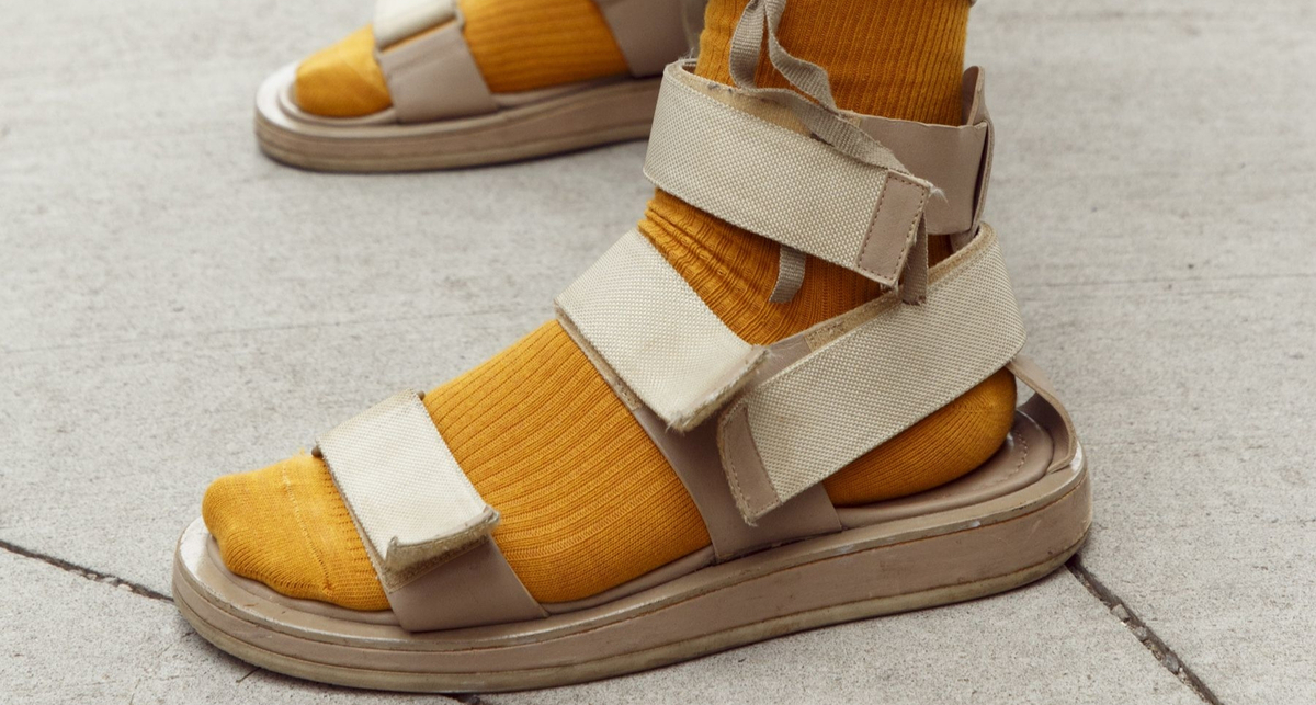 С носками и без: как звезды стритстайла носят сандалии летом 2020