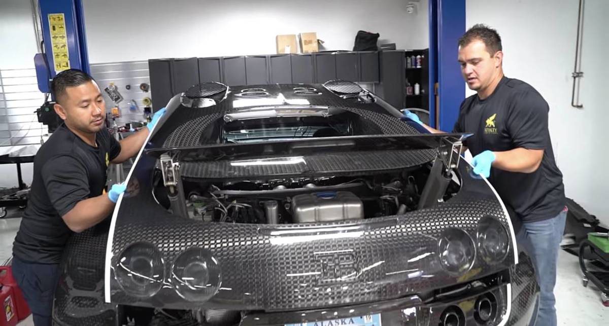 Долго, дорого и сложно: как меняют масло в Bugatti Veyron