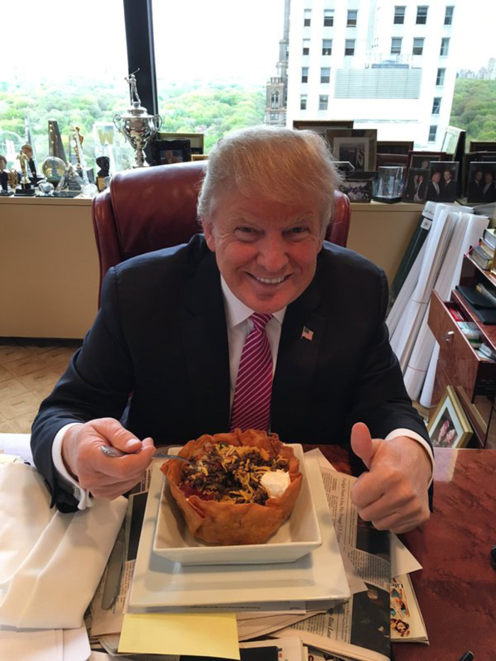 Трамп ест пасту на рабочем месте и нисколько не смущается