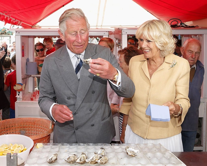Принц Чарльз нарушает запрет и ест устрицу