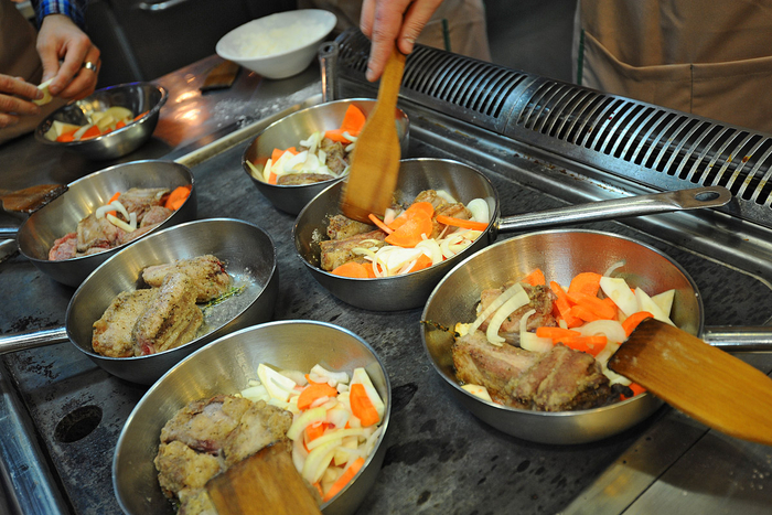 Мастер-классы Staropramen: Тушеные ребрышки и яблочный штрудель Мастер-классы Staropramen: Тушеные ребрышки и яблочный штрудель