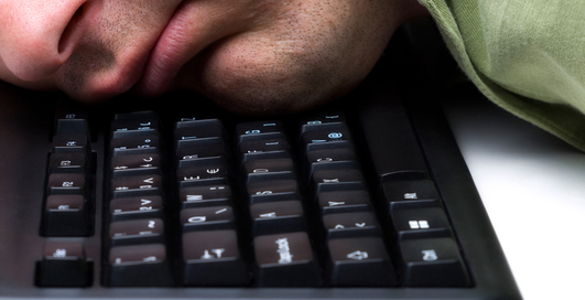 Отдохни по-мужски: как вздремнуть на работе