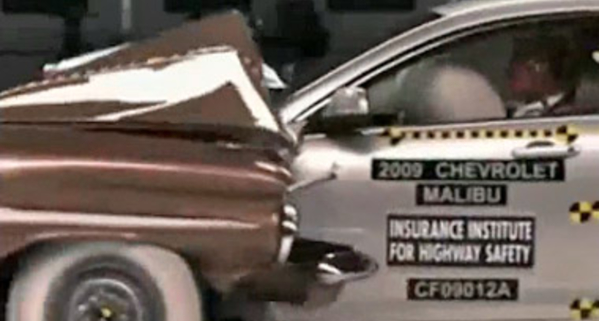 Американцы показали эволюцию безопасности авто
