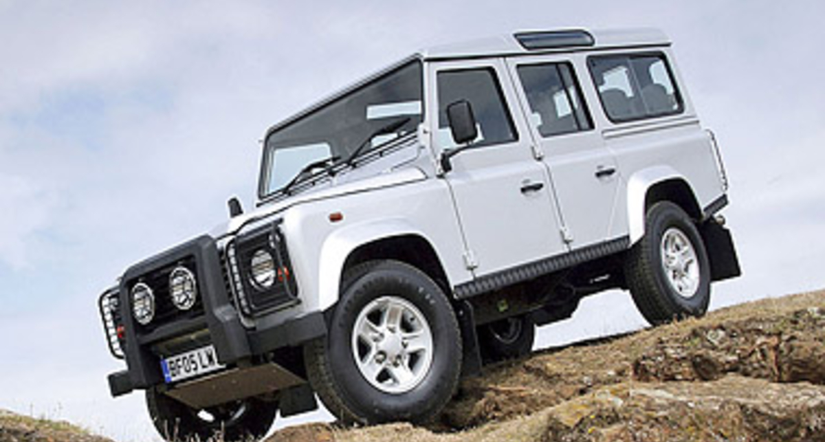 Обновленный Land Rover Defender представят в 2012 году