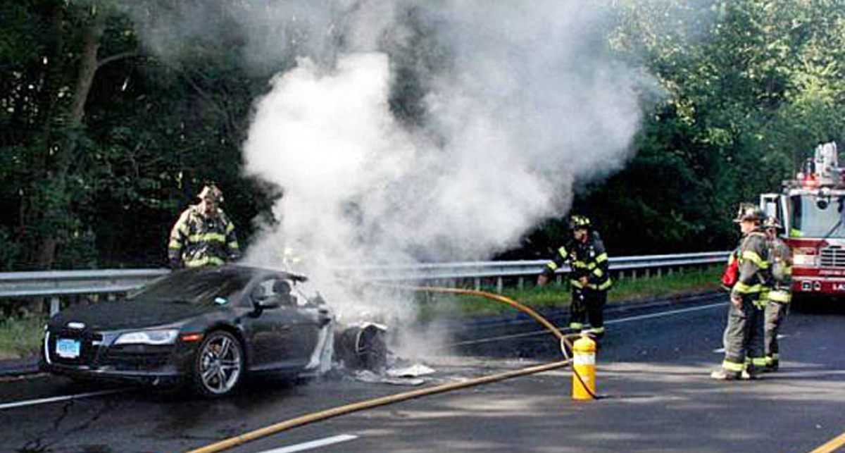 Суперкар победителя лотереи сгорел через неделю после покупки