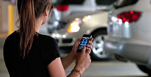 Автомобилем можно управлять по телефону