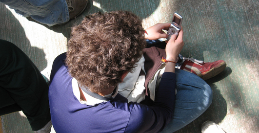 Подросток без доплаты обменял мобильник на Porsche