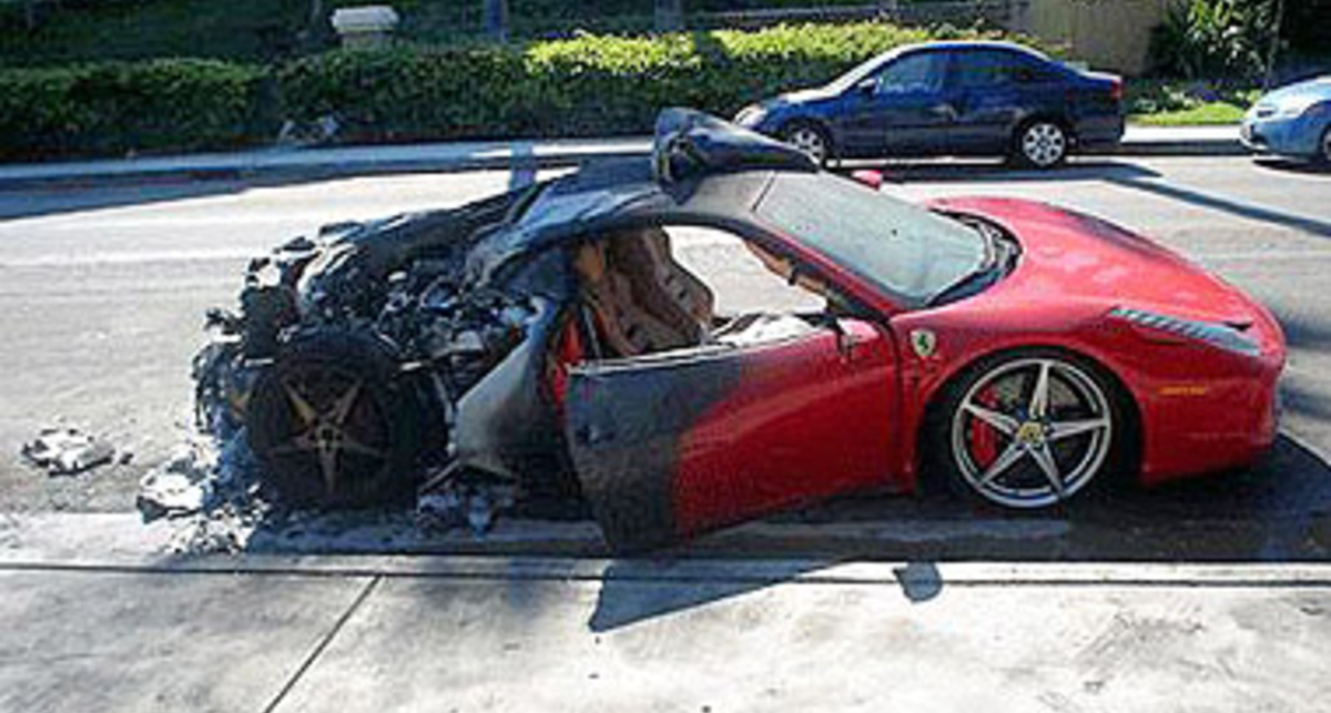 Ferrari отзывает все суперкары новой модели