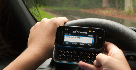 Автогиганты собираются связать машины со смартфонами