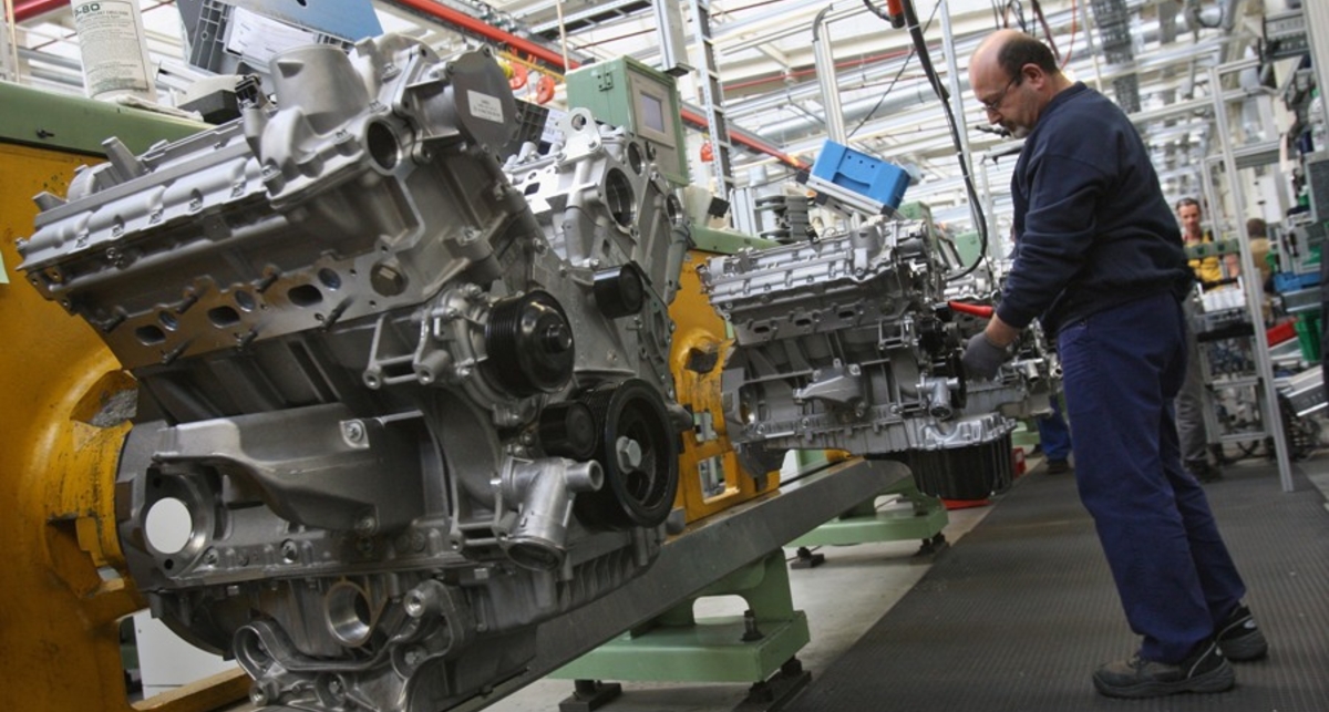 Mercedes и Toyota закрываются из-за торнадо