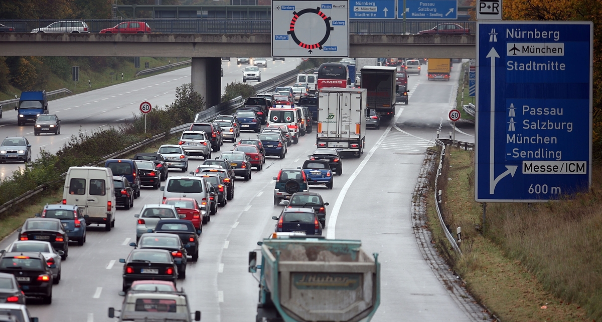 Пробки на немецких автобанах растянулись до Луны