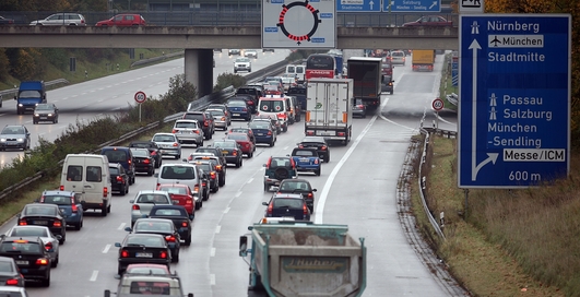 Пробки на немецких автобанах растянулись до Луны