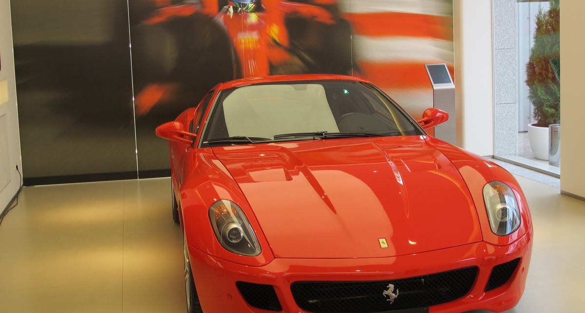 Первый автосалон Ferrari в Киеве и паника европейцев