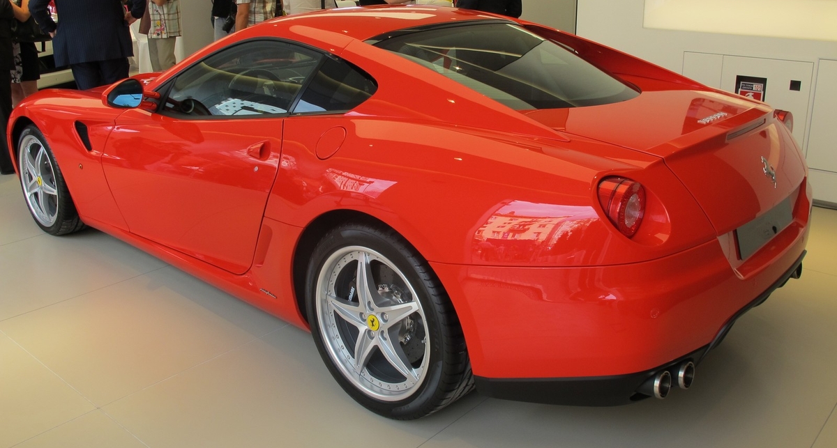 Красные автомобили кажутся нам самыми громкими